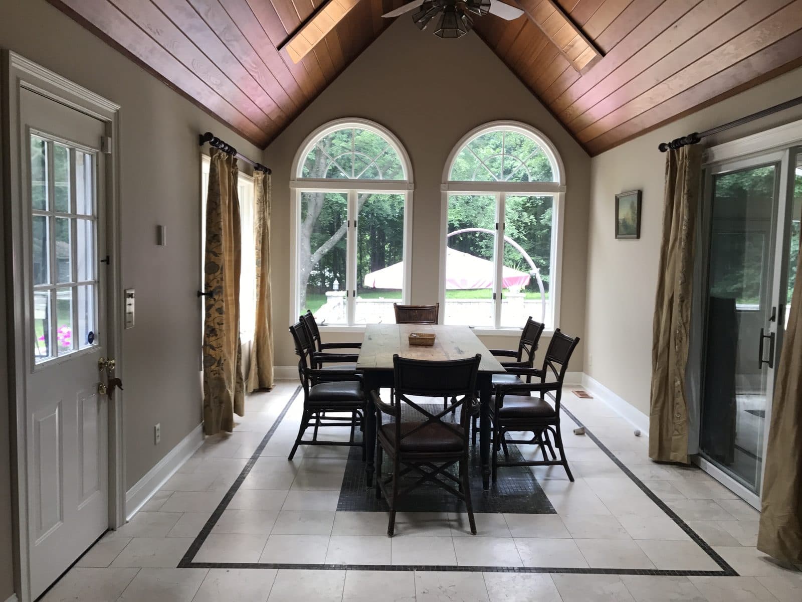 Vaulted ceiling dining room with arched windows