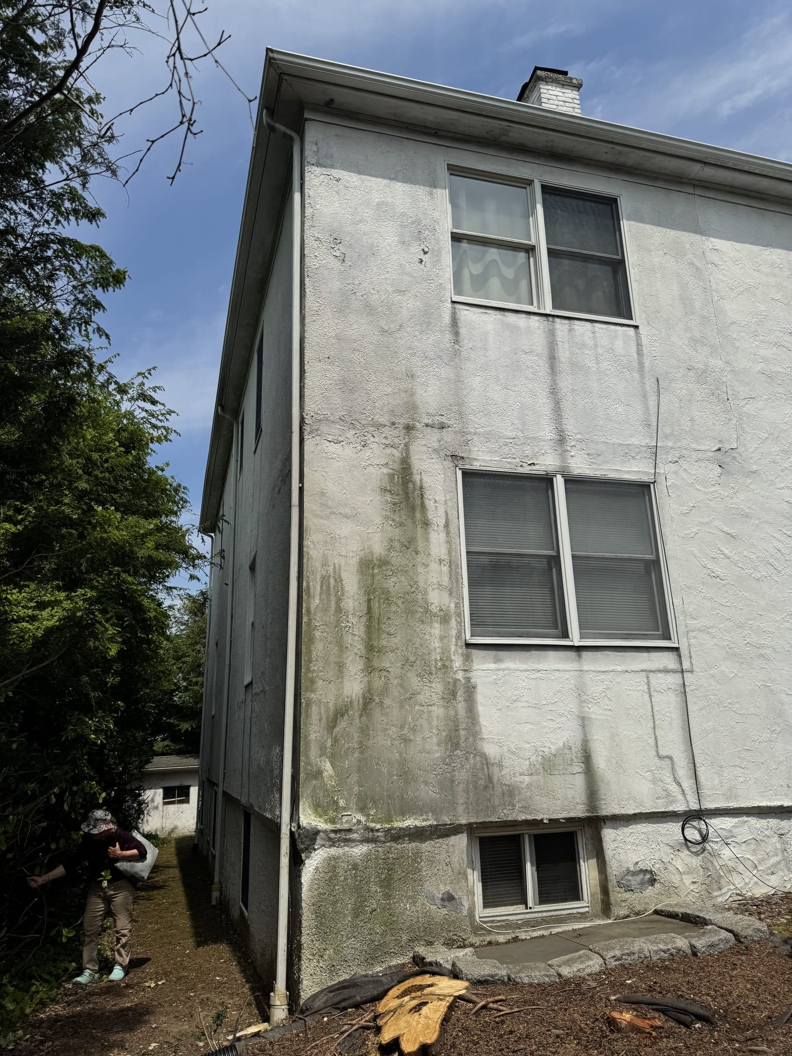 Weathered house exterior before cleaning